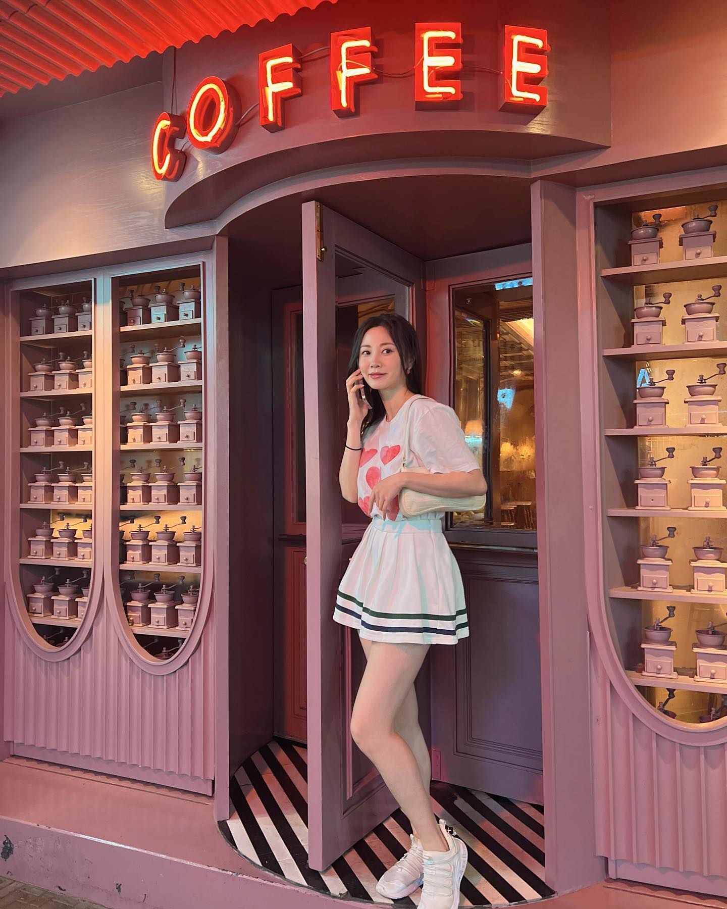 她曾经可是香港小姐冠军，颜值长得挺漂亮，可惜这么多年来都没有爆红。