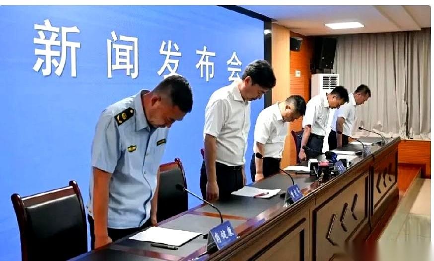 刚考上公务员，名牌大学毕业，大好的人生才刚按了个回车键。结果呢？为了去劝几个