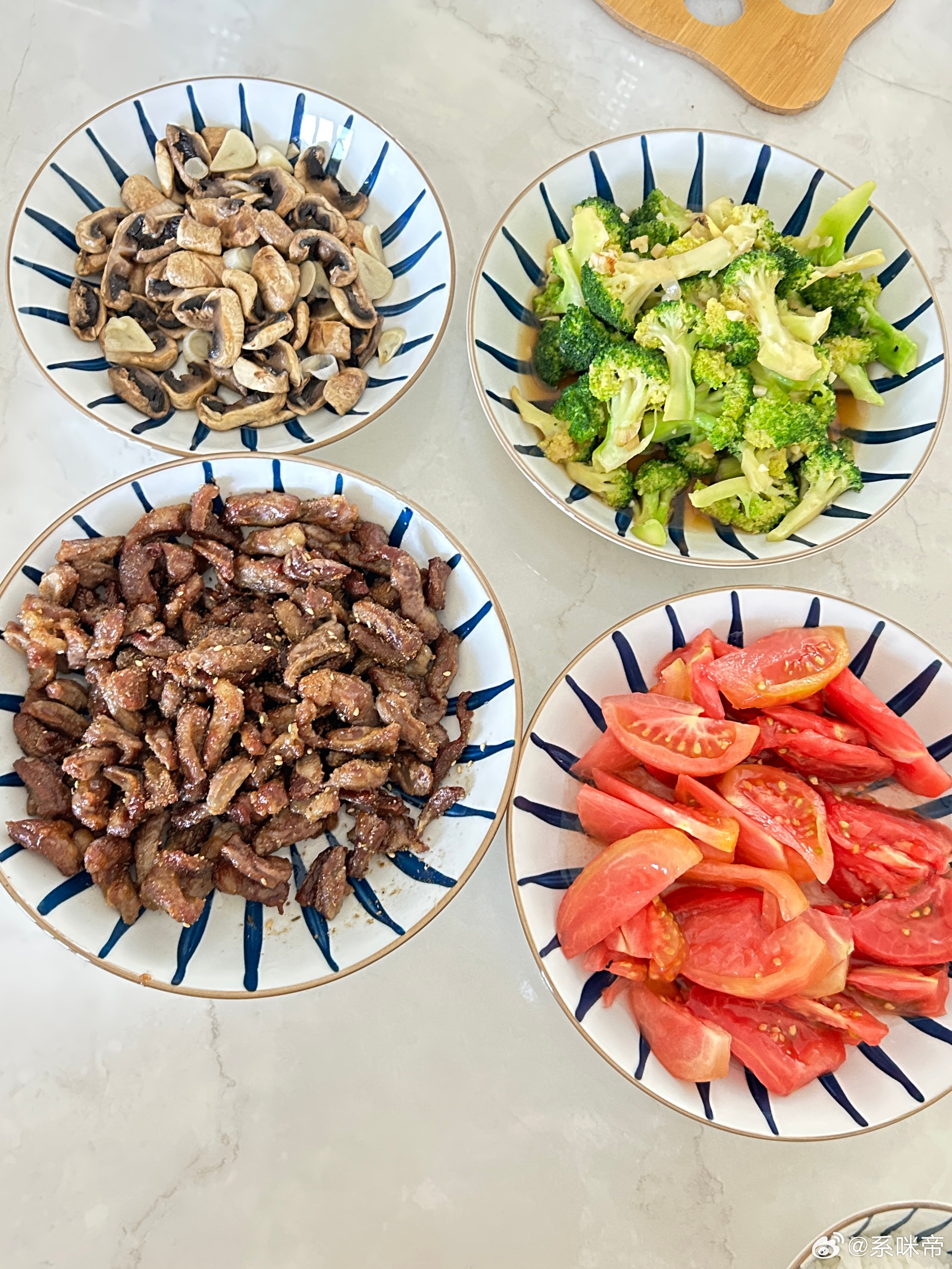 减肥第16天早餐：桃子午餐：拌西红柿+蒜蓉西兰花+炒白蘑菇+烤羊肉+米饭+葡萄晚