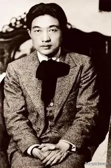 1912年，17岁的徐悲鸿很不情愿地迎娶了16岁的村姑，可到了晚上，他却主动和新