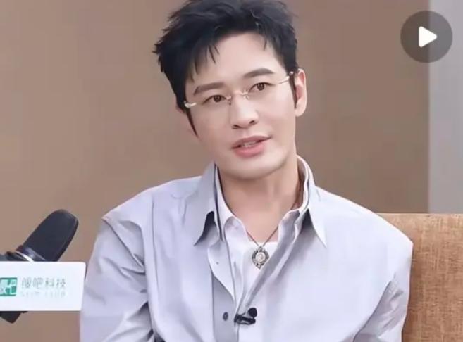 离婚四年多，黄晓明终于开口聊那段婚姻了。 9月初的采访里，他对着镜头说当年结