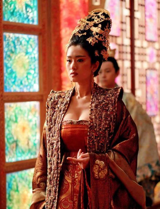 公元884年，黄巢战败死后，他的数10名姬妾被唐军抓获，面对美色，士兵们却让她们