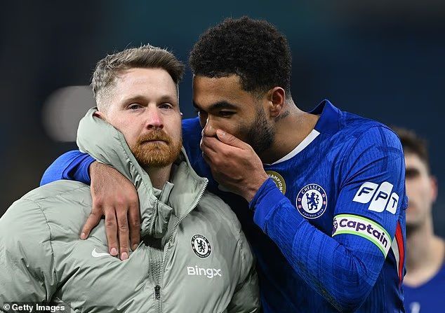 每日邮报著名记者KieranGil撰写独家切尔西周报。上个月，切尔西足球运营总