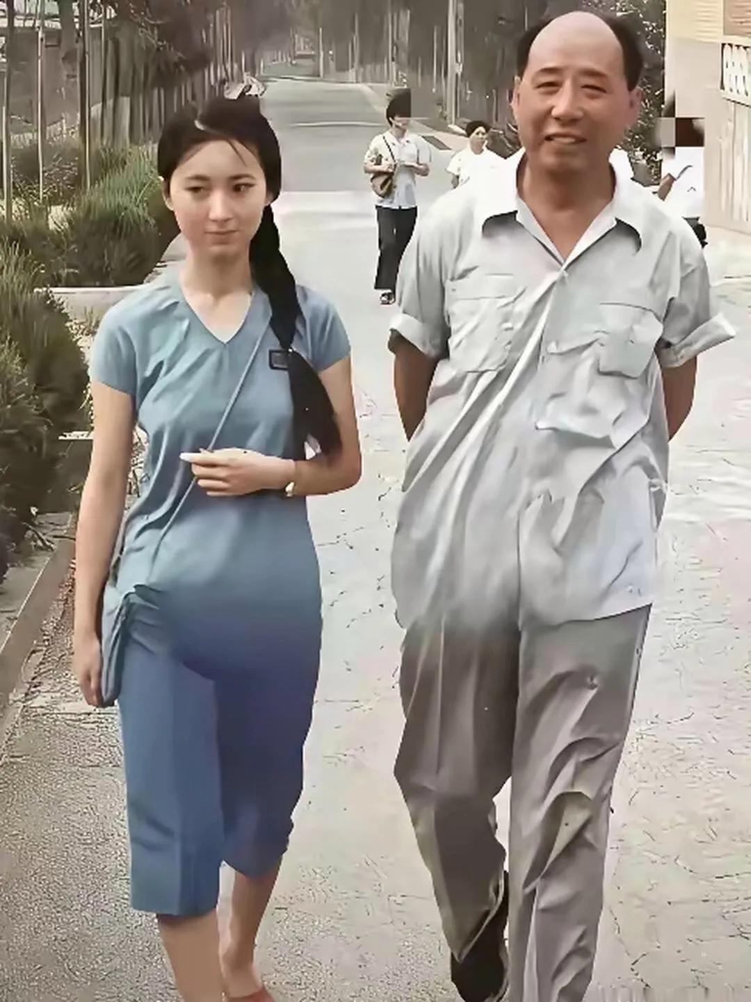 这张照片中，这个美丽女孩，当年真的家喻户晓，美丽动人，太漂亮了，已经离开人世多年