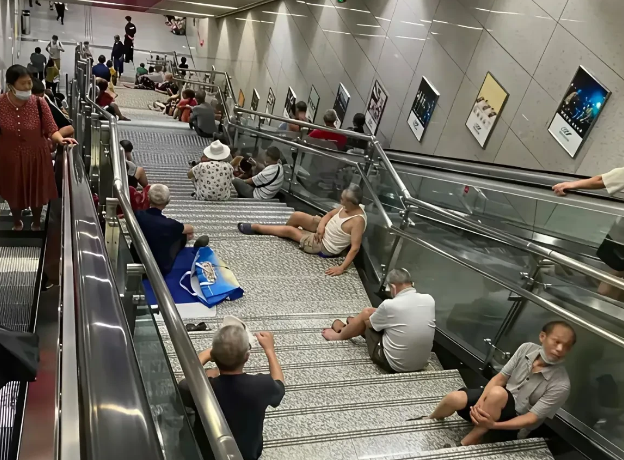 蹭空调已经太多了！你觉得这个夏天还有什么更好的避暑方式吗？