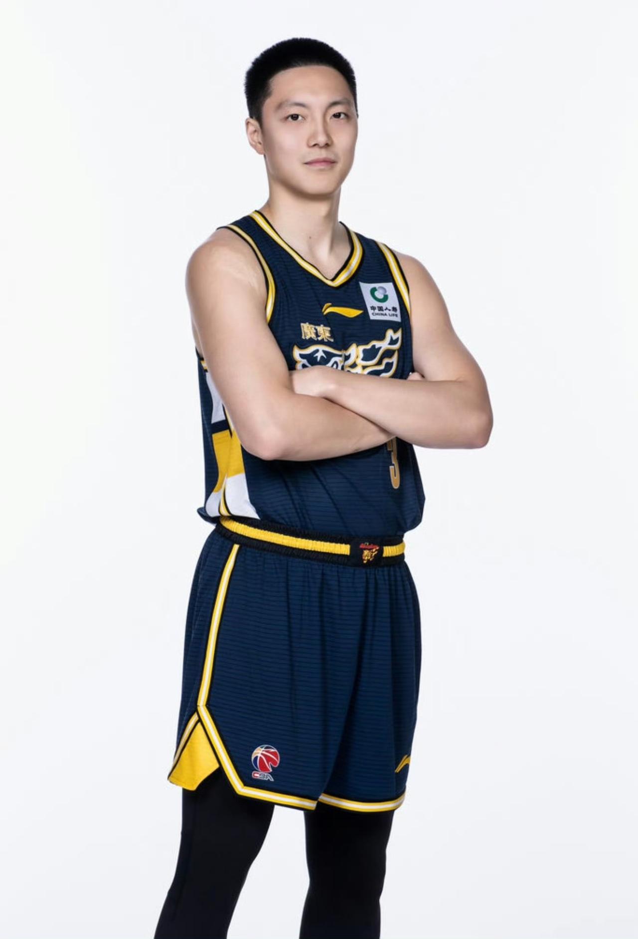 广东97-94战胜广州，看看数据，双方明星球员发挥如何？1.胡明轩，8+3+