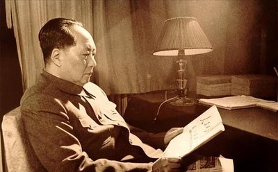 1962年，中印边境战火骤起。毛主席正紧张地听取前线战报，突然一条信息传来——