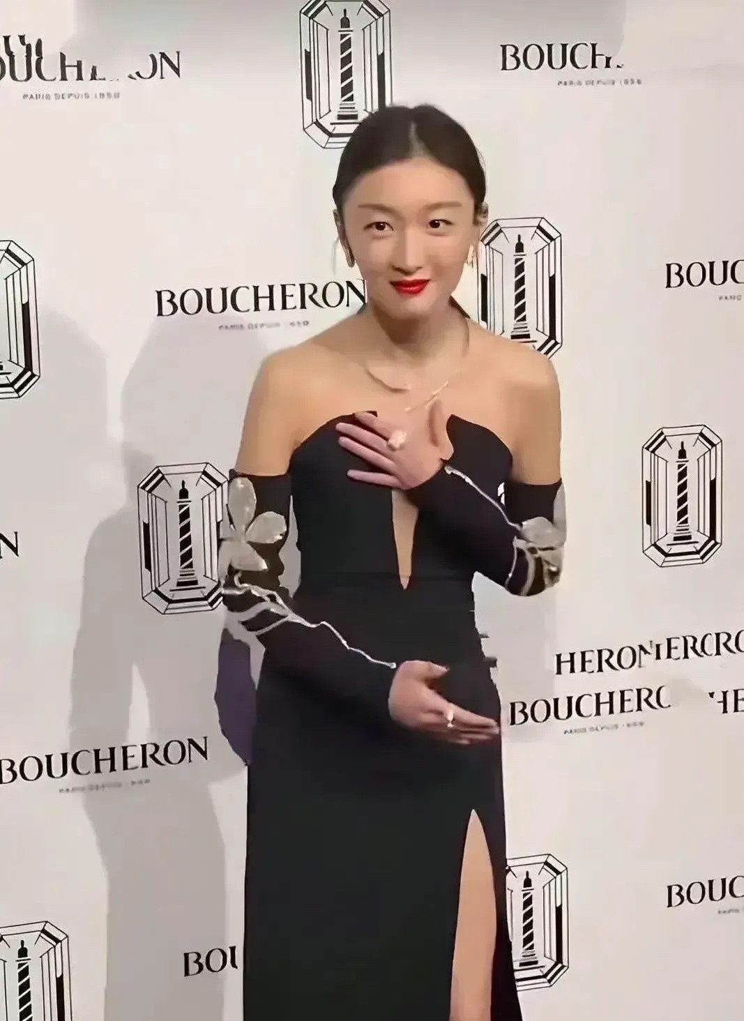 周冬雨有个习惯动作。前三张照片中的周冬雨，动作有点尬，毕竟没什么好遮挡的。更