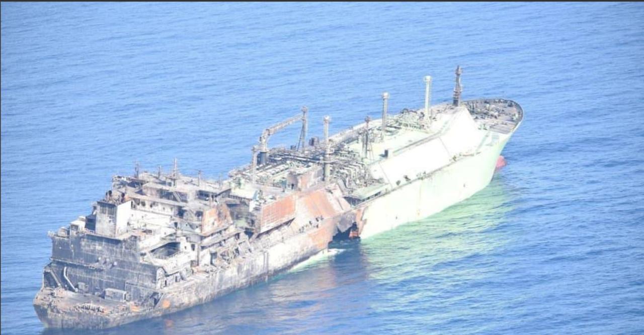 3月18号，地中海中部，一艘大船正孤零零地漂着船身熏得漆黑，侧舷两个大洞，里