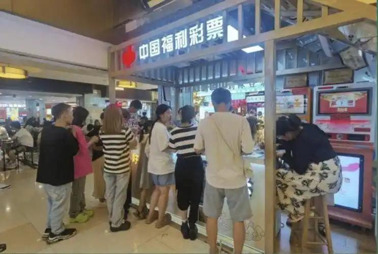 今年彩票销量断崖式下跌，不是大家穷得拿不出2块钱，而是越来越明白：头奖都封顶1亿