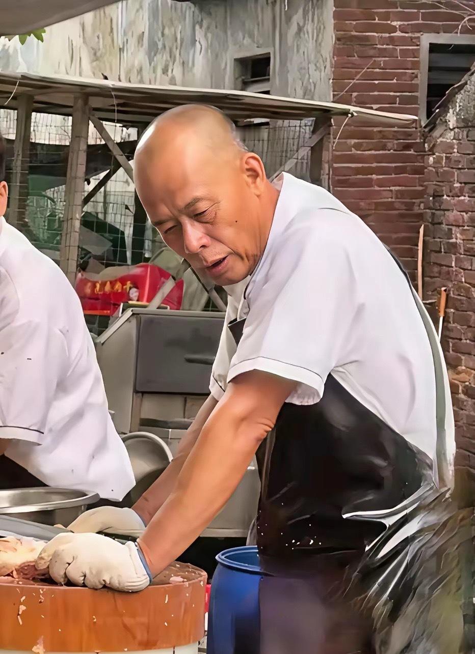 莫氏鸡煲莫叔现在头都大了，不是因为五一顺德大良开分店，也不是因为港星过去打卡，而