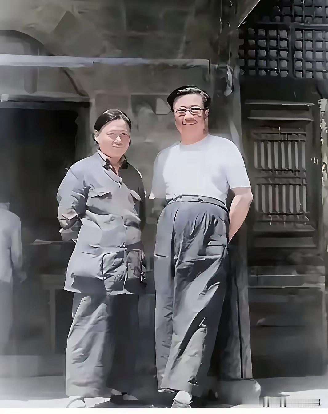 来看这张难得的历史留影，开国上将李克农和夫人赵瑛，于延安窑洞前拍下的合照。李克农