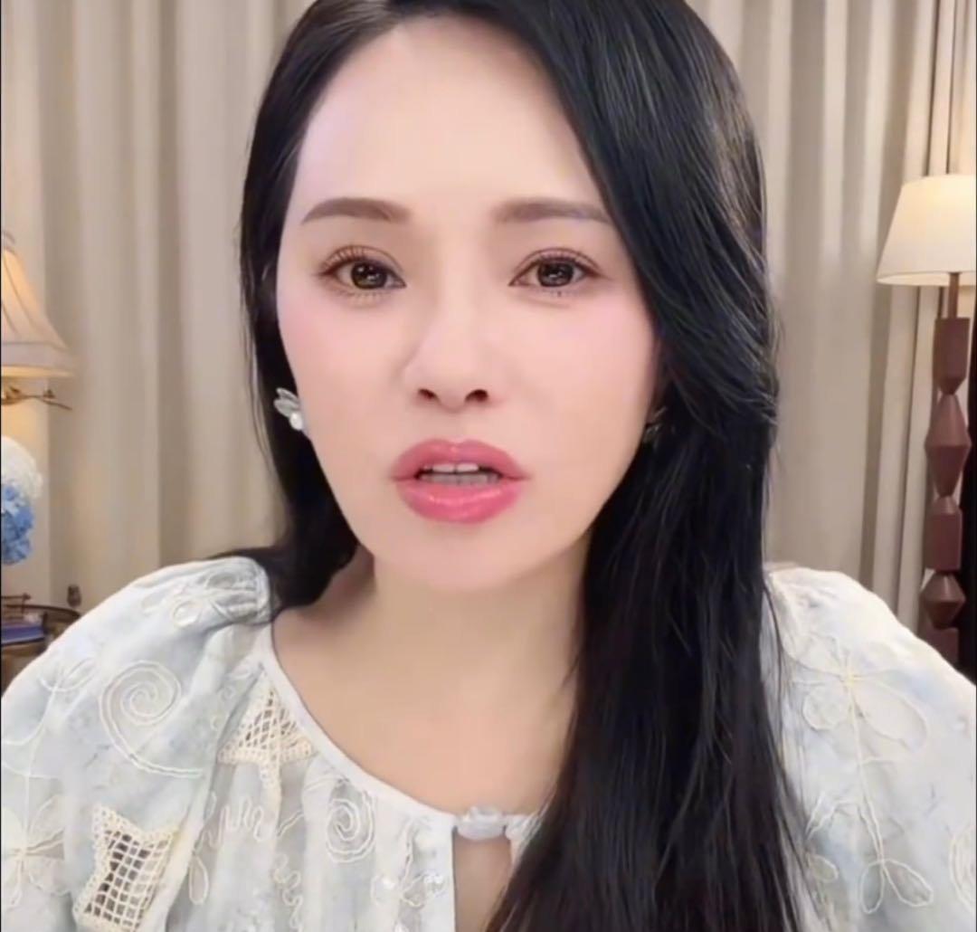 伊能静：秦昊，你这些年真的很少回家。秦昊：嗯，工作忙起来确实顾不上家。伊