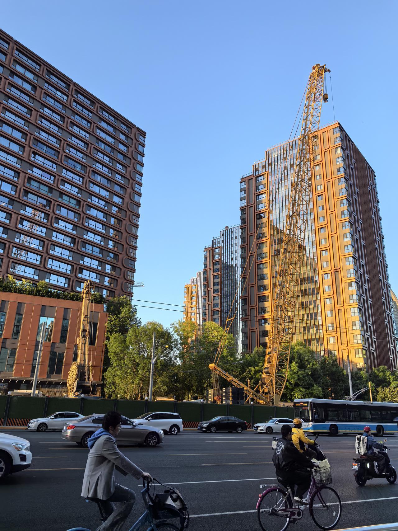 这吊车好厉害，比楼高