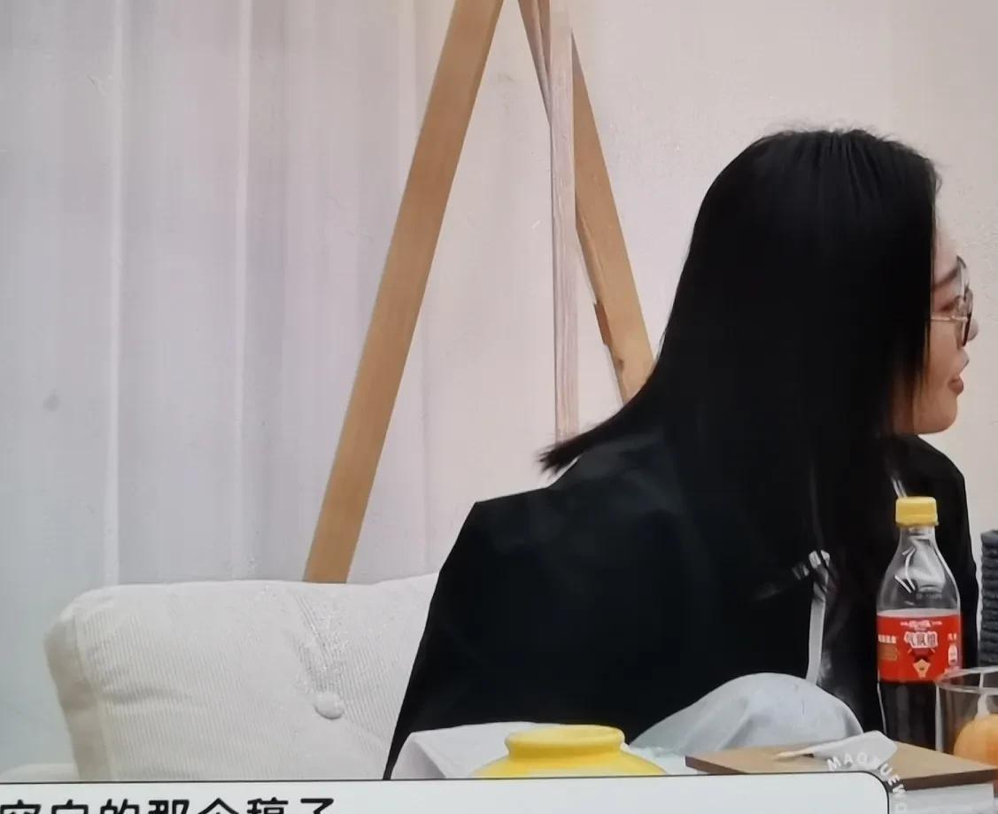 李雪琴神神秘秘的问倪萍：“你当年空白稿子那事儿，真的没有提前录捋吗？”倪萍：“肯