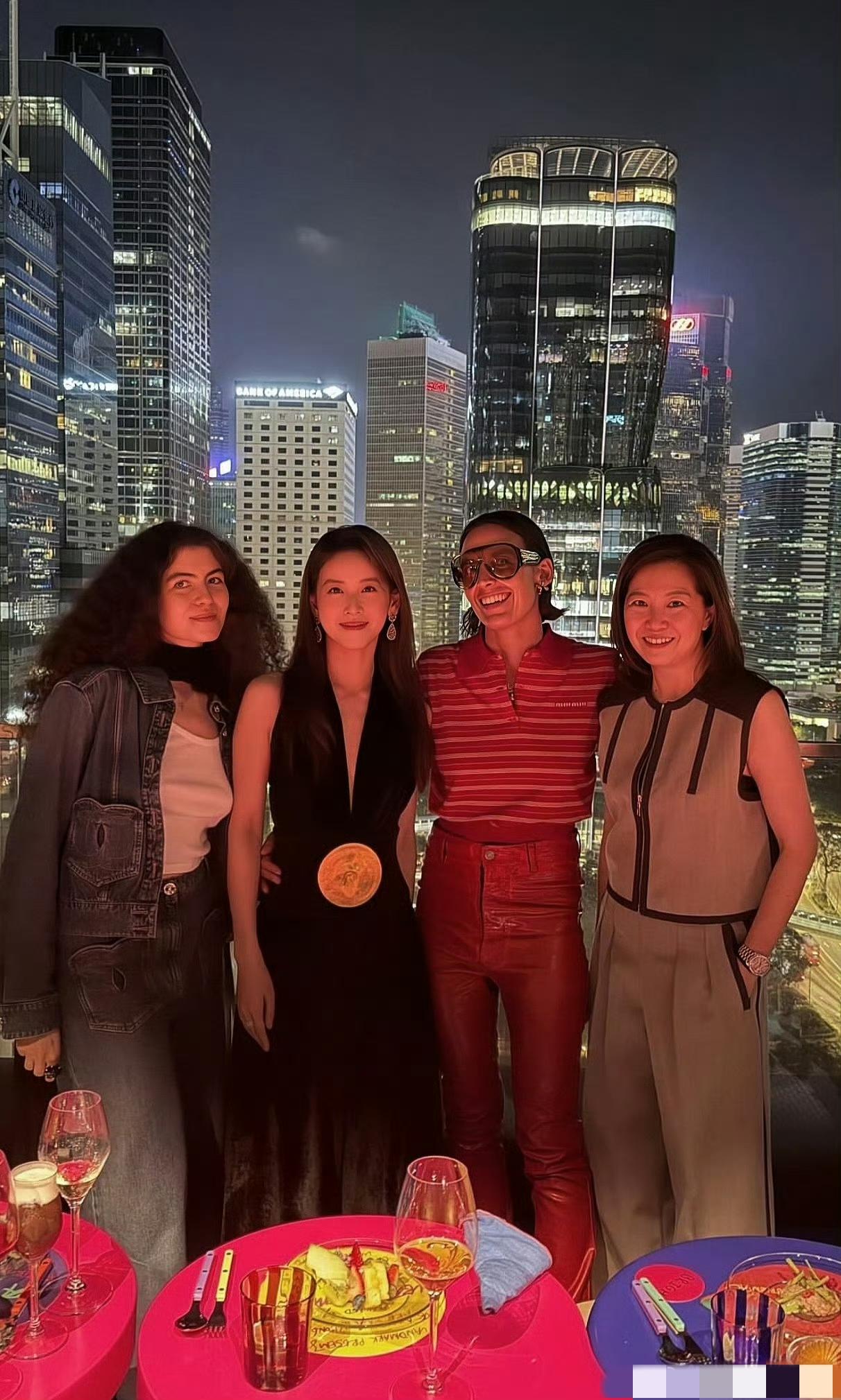 章泽天以一袭深V黑裙亮相香港巴塞尔艺术展，造型利落干练，尽显强大气场。她的出席不