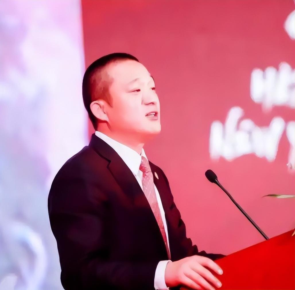 很多人都觉得投资翻车只发生在普通人身上，富豪和专业机构从不会踩坑。可这次现实直接