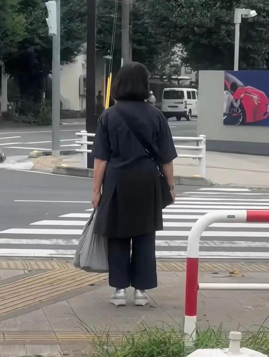 67岁山口百惠在日本东京一间超市购物被偶遇，她穿着一身朴素的休闲服，留着齐肩短发
