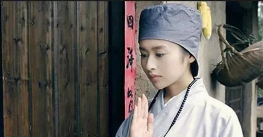 有个尼姑因天气炎热下河沐浴，上岸时却发现衣服被人偷走了她只好趁着夜色人少，跑进了