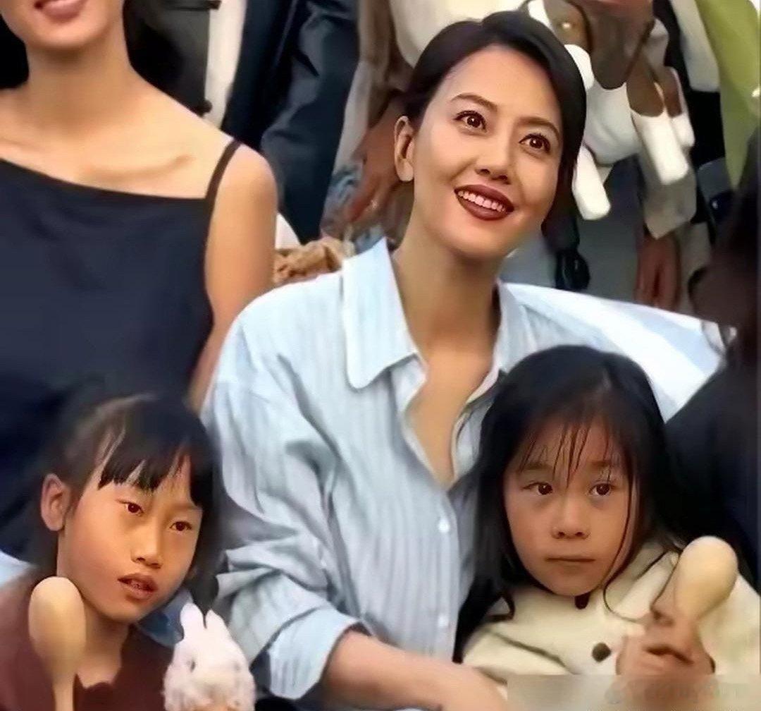 高圆圆的女儿彻底火了，只因被网友吐槽，完美避开妈妈的美貌，长得太像赵又廷。