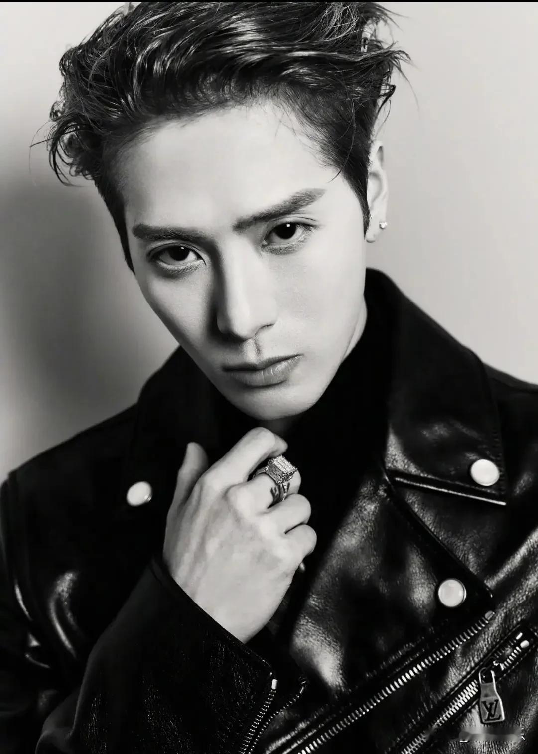 王嘉尔“硬刚”阿玛尼！就因为一个词，国际大牌乖乖改文案没想到春节都过完了，还