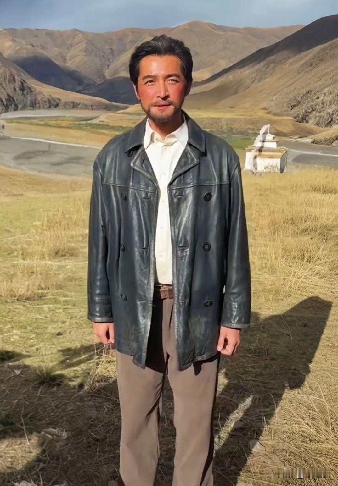 胡歌去西藏晒得跟块黑炭似的,胡子拉碴,手里拿着个蛇皮袋子捡垃圾,打扮朴素似穷苦人