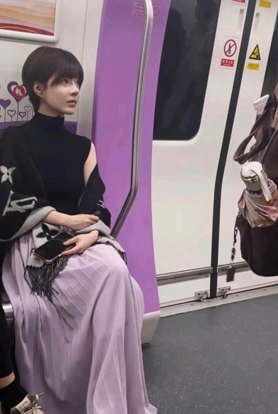 地铁里看到一个女生，她可真漂亮。​​​