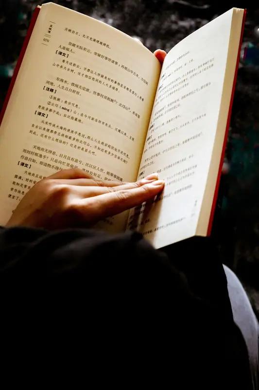 多读书，能让我们穿越时空，与古圣先贤对话。当翻开历史典籍，我们仿佛置身于金戈铁马