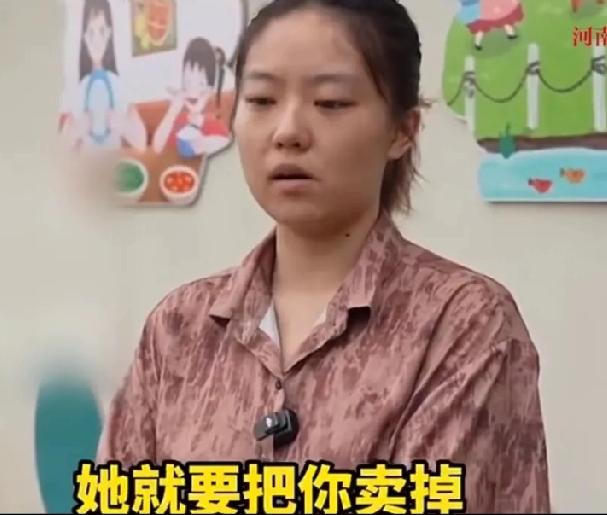 天呐！这父亲也太缺德了！22岁的女孩从小学一年级起，就被父亲偷偷带走，辗转多