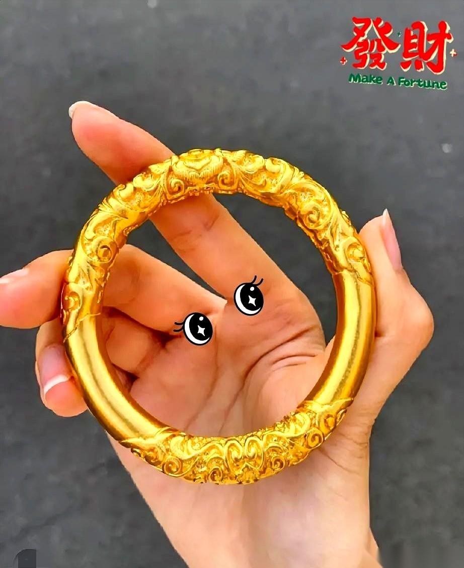 好家伙，我今天真的被吓到了。陪朋友去金店，一个100克的金镯子，你猜柜姐报价多