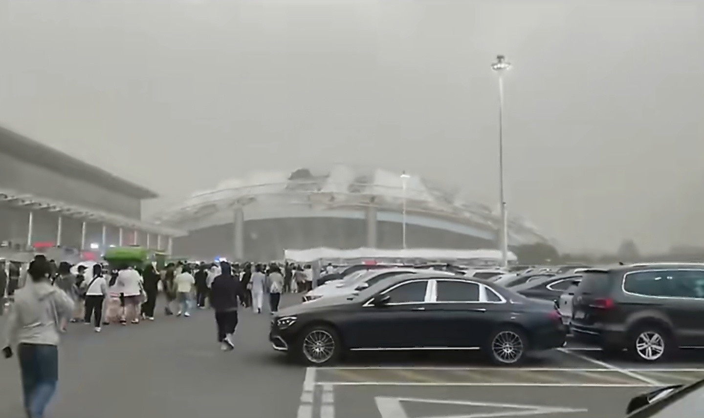哈尔滨沙尘暴突袭演唱会幕布被掀翻在外遇到沙尘暴，核心原则就是先避险、再防护、快撤