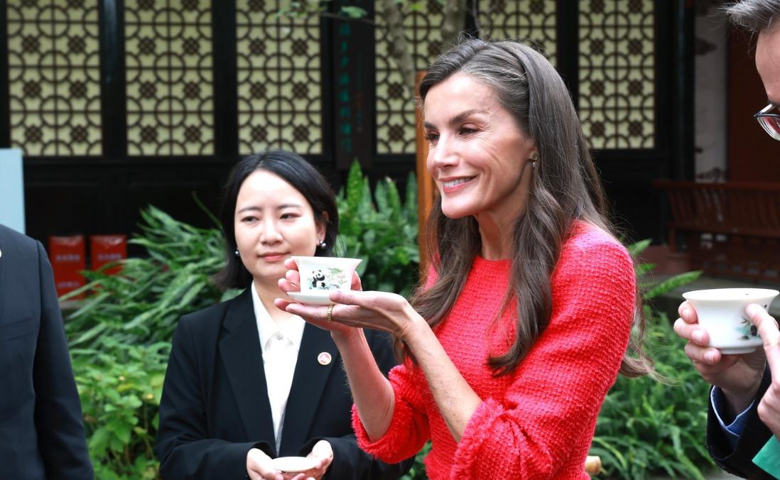 西班牙王后品茶，端着茶杯的姿势优雅又贵气！11月11日西班牙王后在成都观看茶艺表