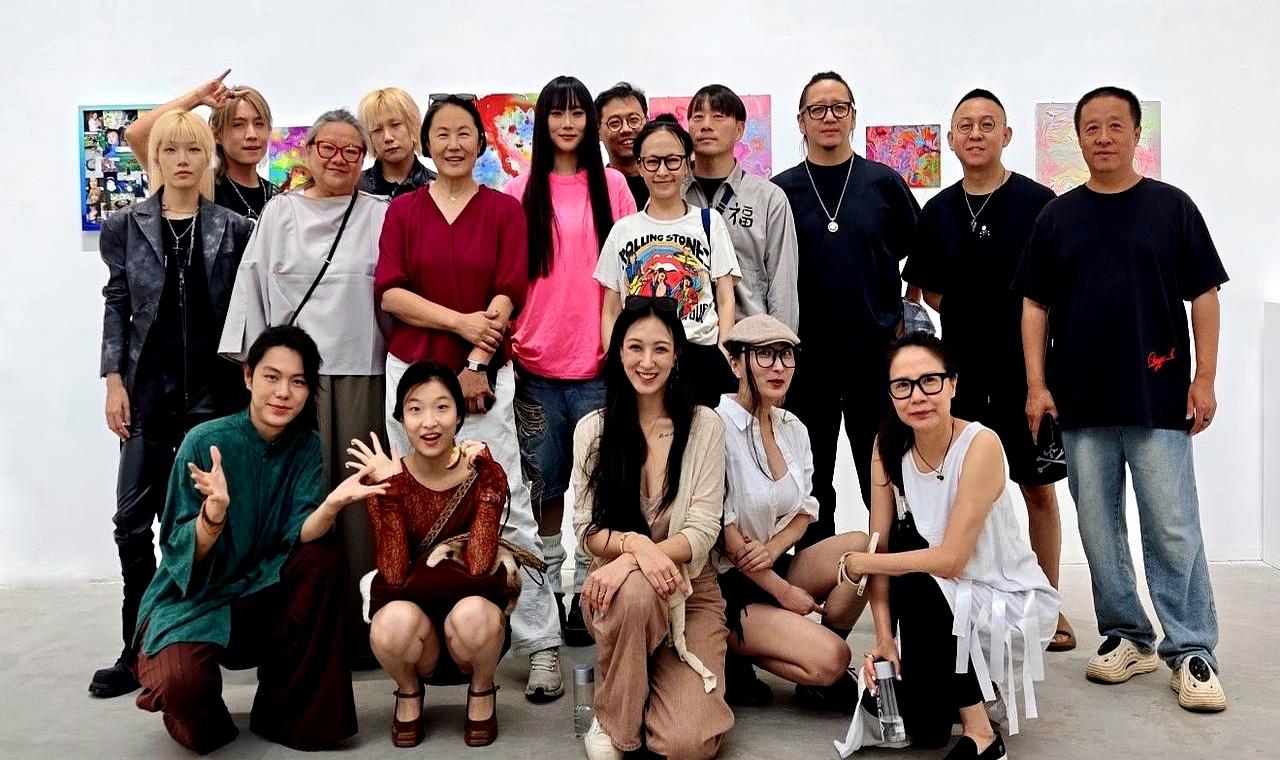 9月3日窦唯前妻高原给女儿窦佳嫄办画展，常年待在国外、平时最烦这种社交应酬的京圈名流洪晃，居然罕见现