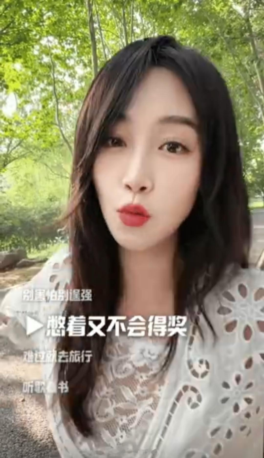 蓝盈莹这支随性拍摄的野生MV氛围感拉满。她漫步幽静林间，步履松弛自在，柔和的画面