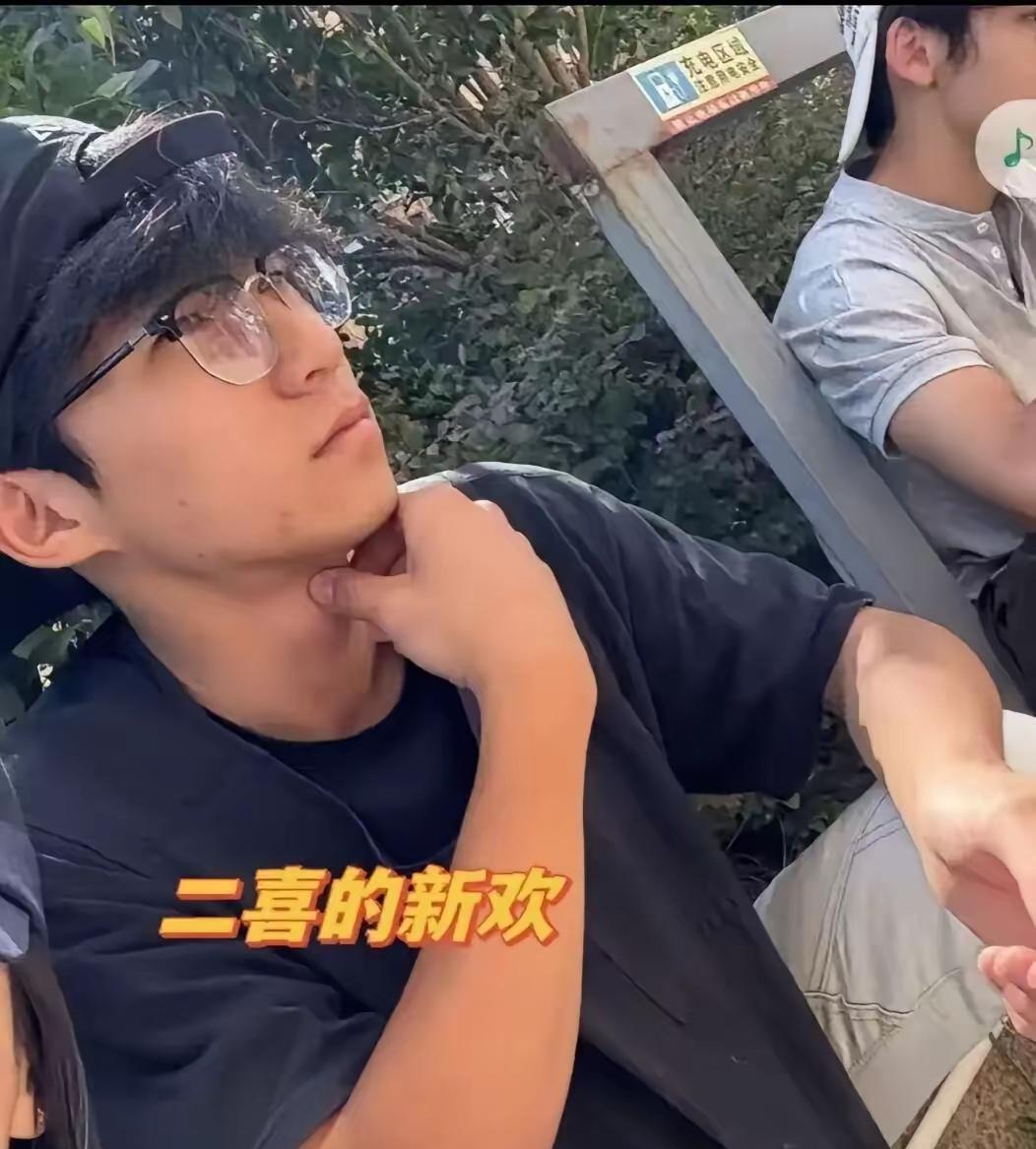 甜品店二喜到底看上新欢“永动机”什么了？！颜值不算高，皮肤黝黑，脸上还有少许痘