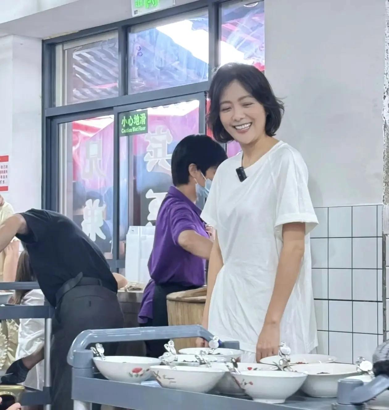这个素颜少妇看着很眼熟，是哪个男明星的老婆吗？