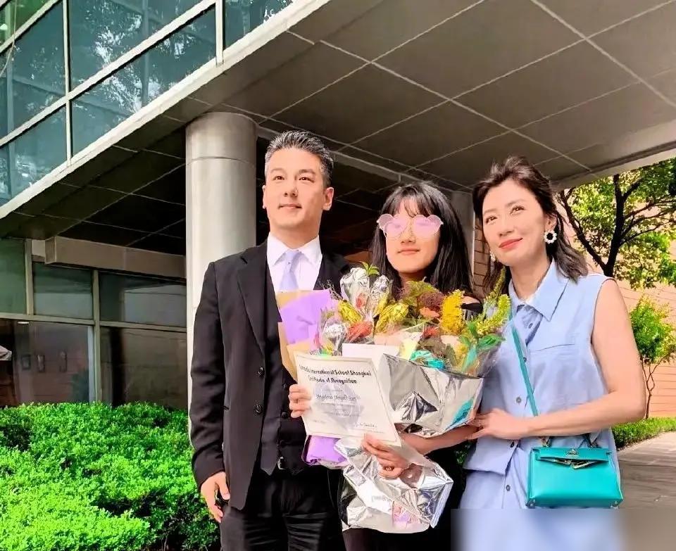 梧桐妹飞12小时回台抱波妞庆生，有人酸“同母异父装什么一家人”？你看波妞站C