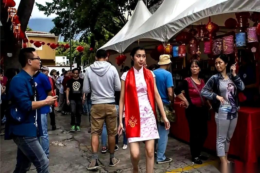 在委内瑞拉买瓶水，你正磕磕巴巴憋着一句散装西班牙语。结果防盗铁窗背后的老板头都