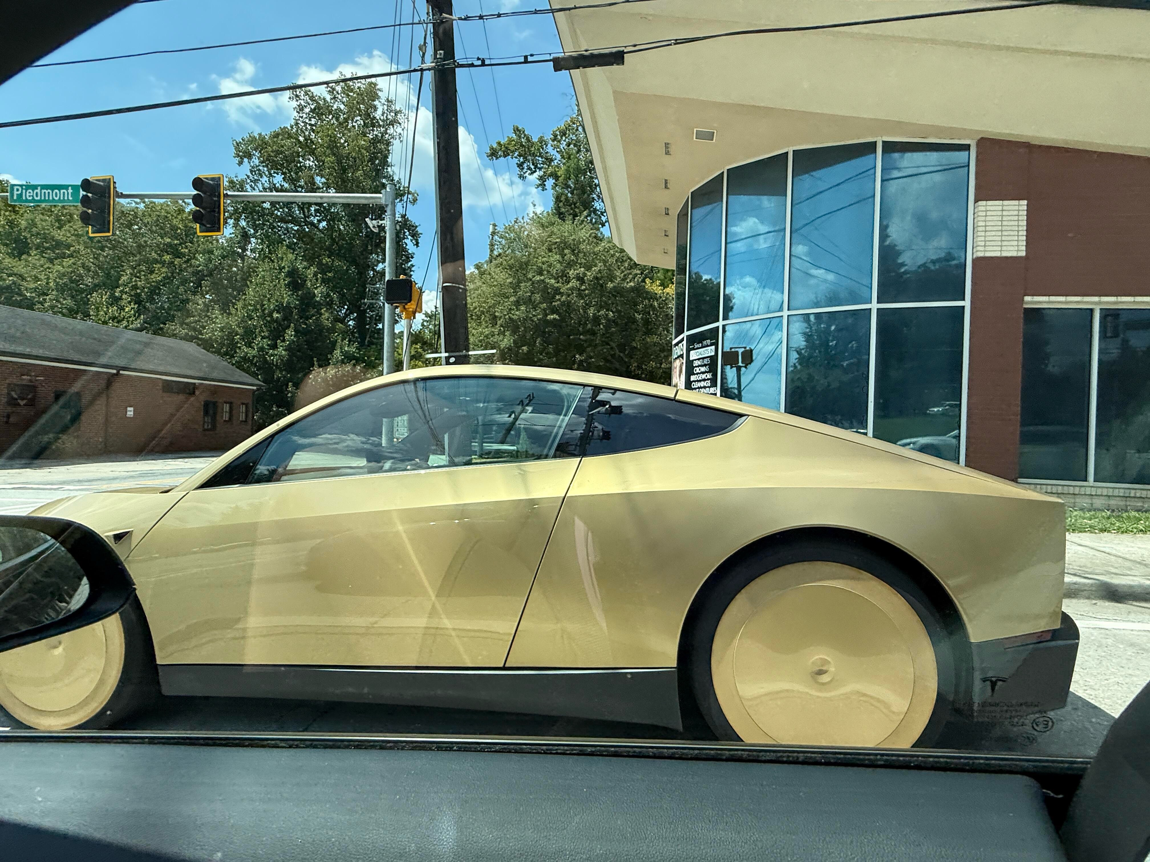 人类开车的时代要结束了特斯拉Robotaxi已经开始全天候运营，注意不是路测，是
