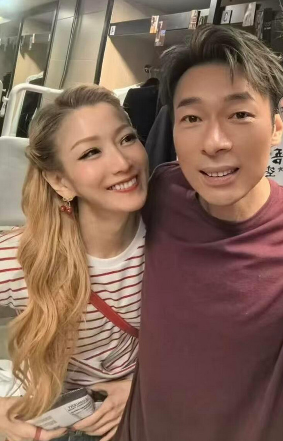 从郑秀文看许志安的眼神里，就能读懂她藏不住的爱意，可许志安的表情却总是没什么波澜