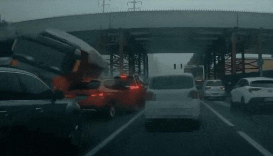 这几天在烟台发生一起交通事故，一辆渣土车撞倒一位女老师，交警认定渣土车司机负事故