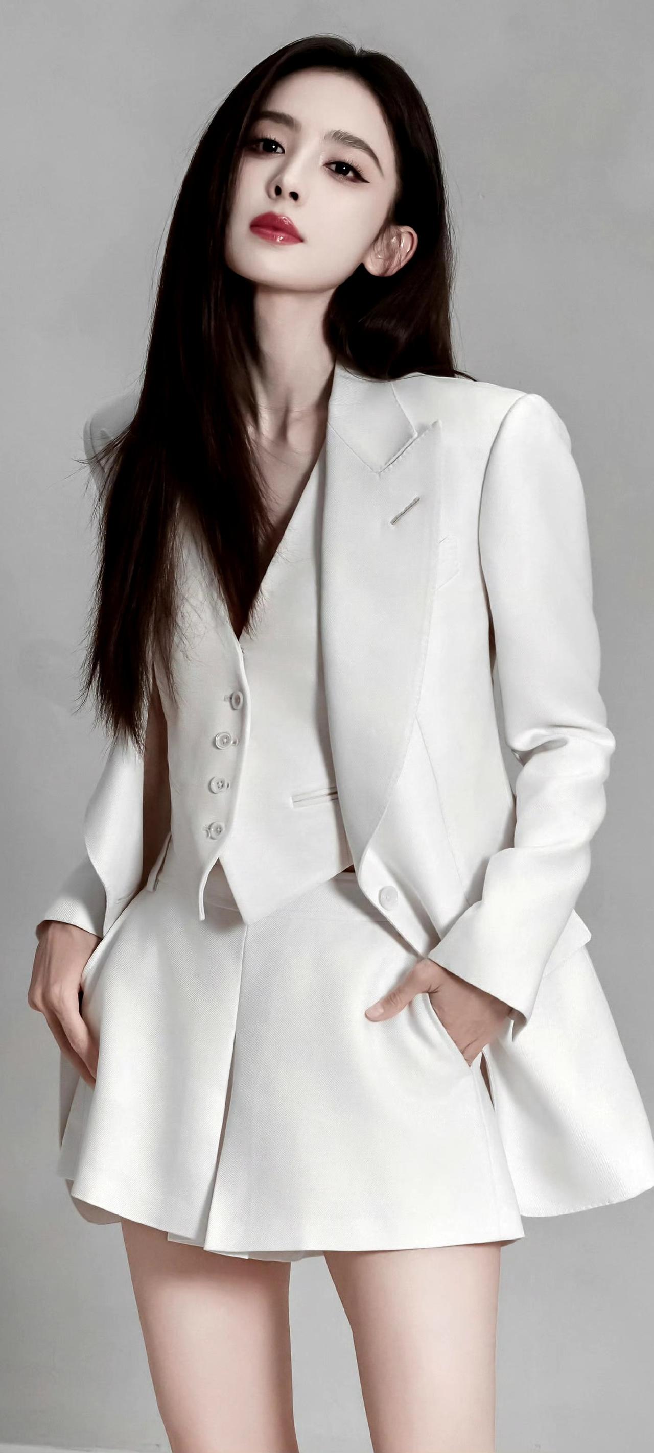 娜扎白色西装杀太绝了！红唇冷艳又飒又美！古力娜扎这组白色西装造型直接鲨疯了！