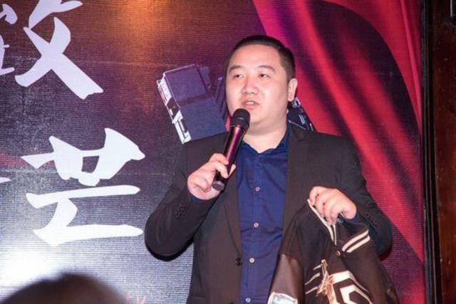 恋恋红茶爆料！LNG的俱乐部经理左雾失业了，将被前JDG经理万磊顶替，以今年李宁