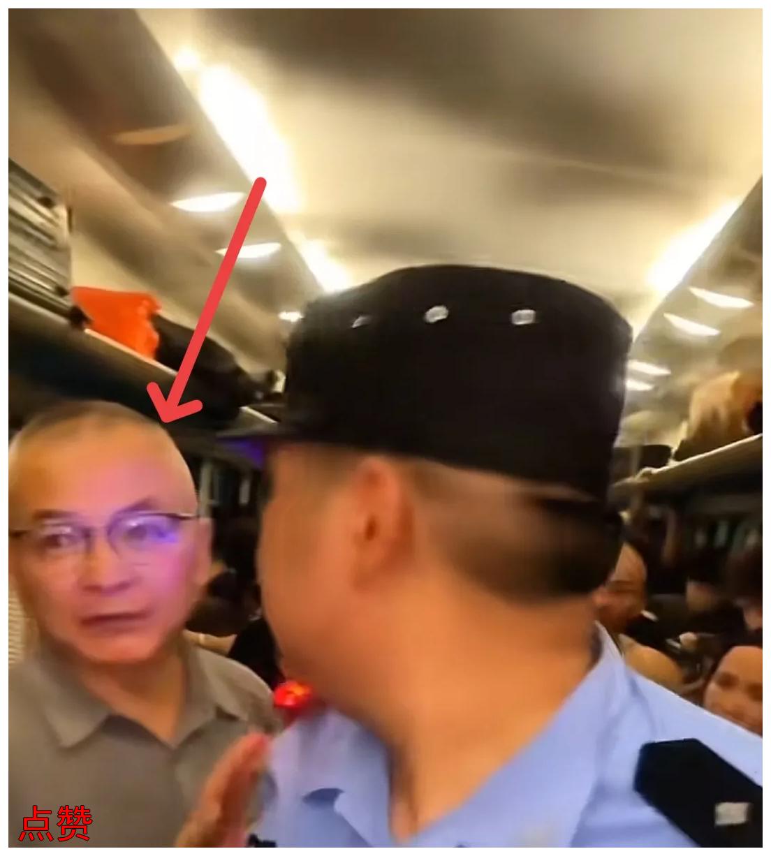 大家看到这个戴眼镜的大叔了吗？K1373次列车脱线事故中，乘客被困高温车厢3