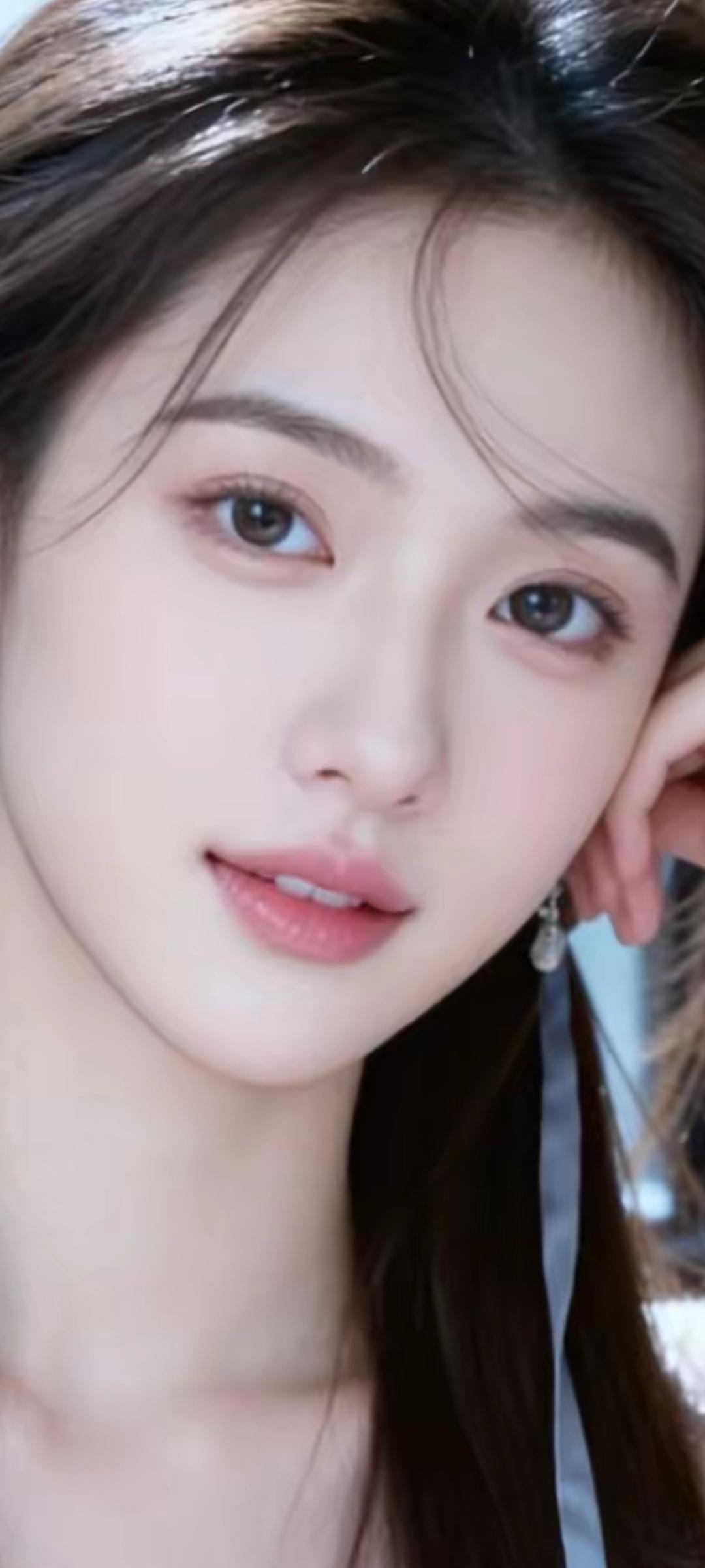 温柔甜美的少女，浅笑盈盈，如梦似幻。