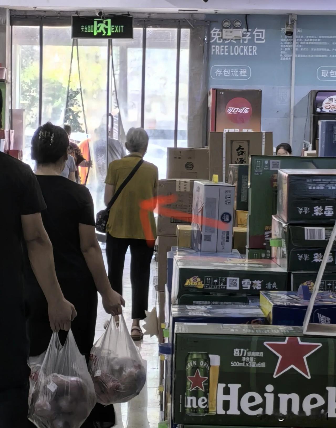 在许昌市辖的区县里，受胖东来的影响，百货超市对待商品和顾客基本都是真诚相待、货真