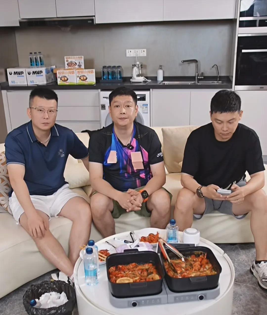 这三男人开个直播是真热闹，Coco拍着腿大笑着，说自己当教练成绩还不错，看向傍边