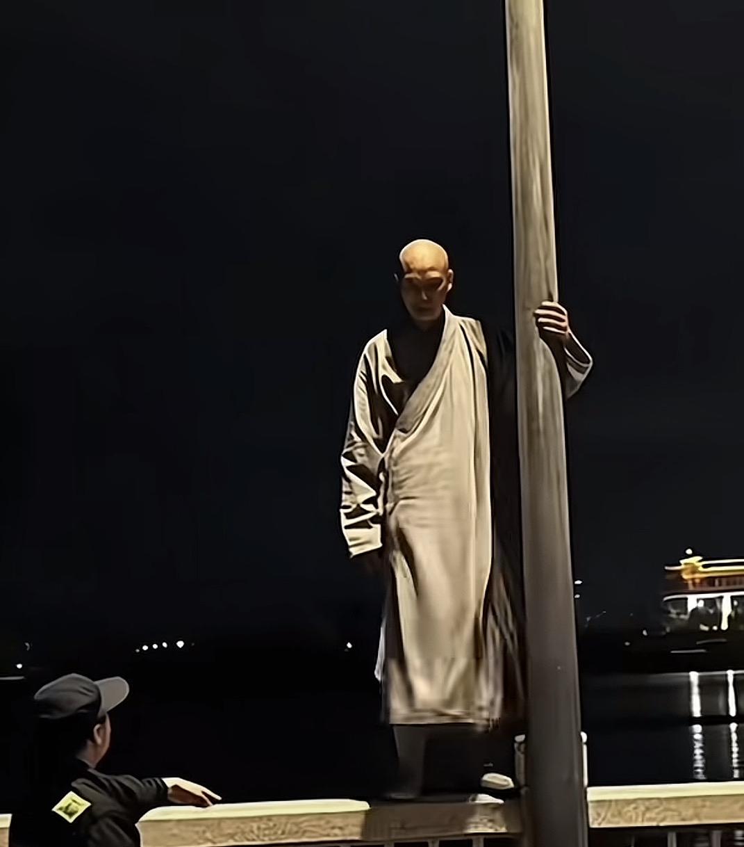 广东一位僧人跳河轻生！原以为出家之人，六根清静，尘缘已了！然而袈裟之下，皆是凡人