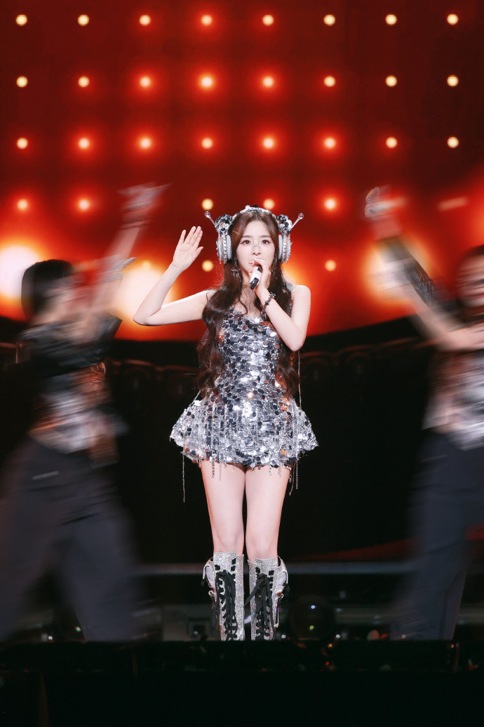 爆哭！张含韵成都演唱会封神，21年青春大合唱戳穿DNA11月29日，张含韵“归