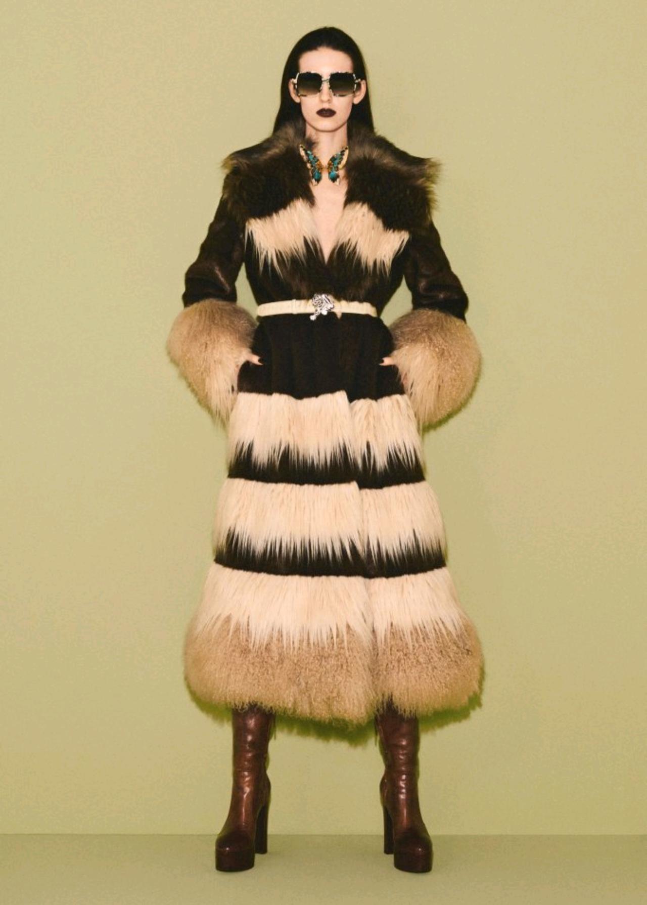 RobertoCavalli2026早秋系列将品牌标志性的野性美学发挥到了极